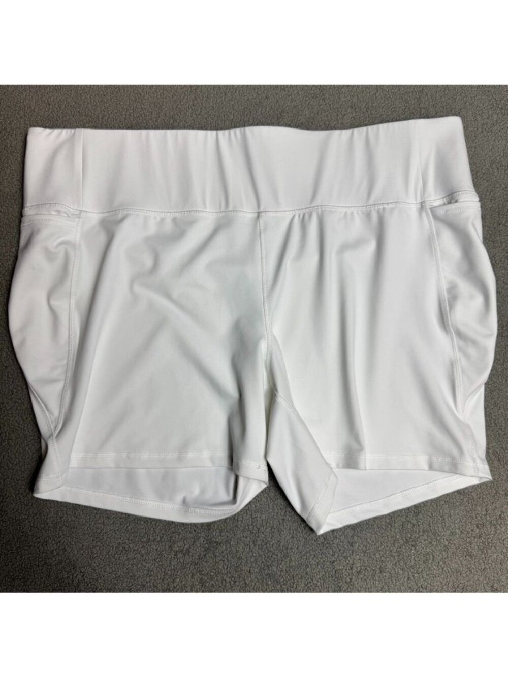 LIVI Lane Bryant White Knee Shorts Size 26/28